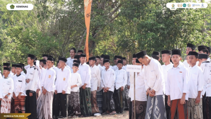 Mahasiswa PLP Rekognisi FITK Tadris Matematika UIN Siber Cirebon mengikuti upacara Hari Santri 2026 bersama lembaga pendidikan Yayasan Al-Anwariyah.