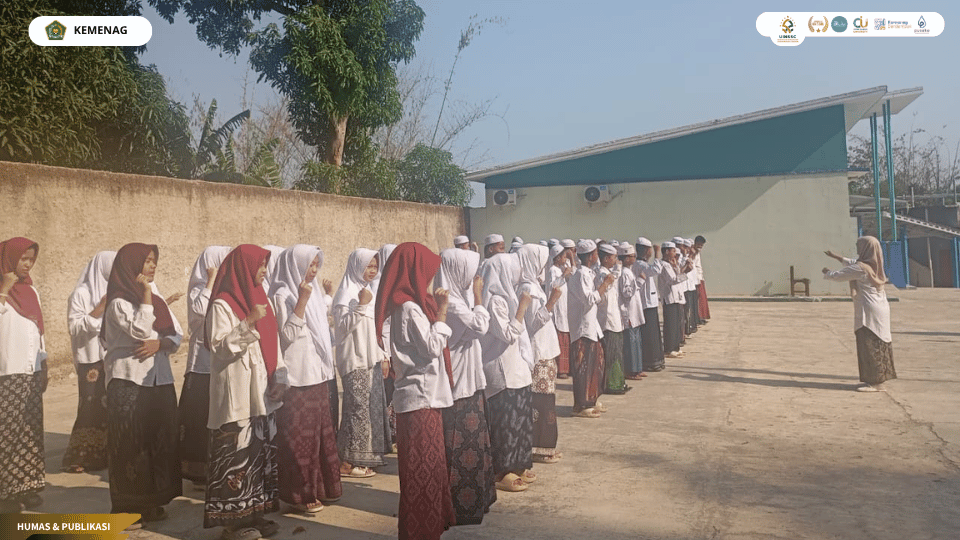 Mahasiswa PLP Rekognisi FITK UIN Siber Cirebon turut menyukseskan peringatan Hari Santri Nasional 2026 di SMPIT Badrussalam melalui upacara dan perlombaan edukatif,