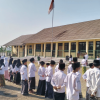 Mahasiswa PLP UIN Siber Cirebon bersama guru dan siswa MTs Insan Saleh mengikuti peringatan Hari Santri Nasional 2026.