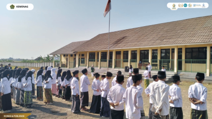 Mahasiswa PLP UIN Siber Cirebon bersama guru dan siswa MTs Insan Saleh mengikuti peringatan Hari Santri Nasional 2026.