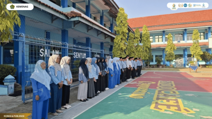 Mahasiswa PLP UIN Siber Cirebon bersama siswa dan guru mengikuti upacara bendera di SMA Islam Al-Azhar 5 Kota Cirebon bersama Polsek Utbar.