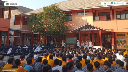 Mahasiswa PLP UIN Siber Cirebon memandu kegiatan literasi matematika interaktif bersama siswa SMPN 12 Kota Cirebon.