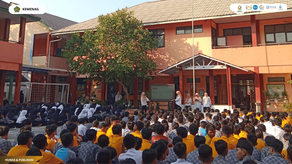 Mahasiswa PLP UIN Siber Cirebon memandu kegiatan literasi matematika interaktif bersama siswa SMPN 12 Kota Cirebon.