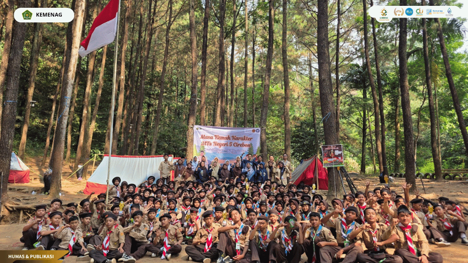 Mahasiswa PLP UIN Siber Cirebon membantu pelaksanaan Masa Kemah Karakter MTsN 5 Cirebon di Bumi Perkemahan Curug Leles.