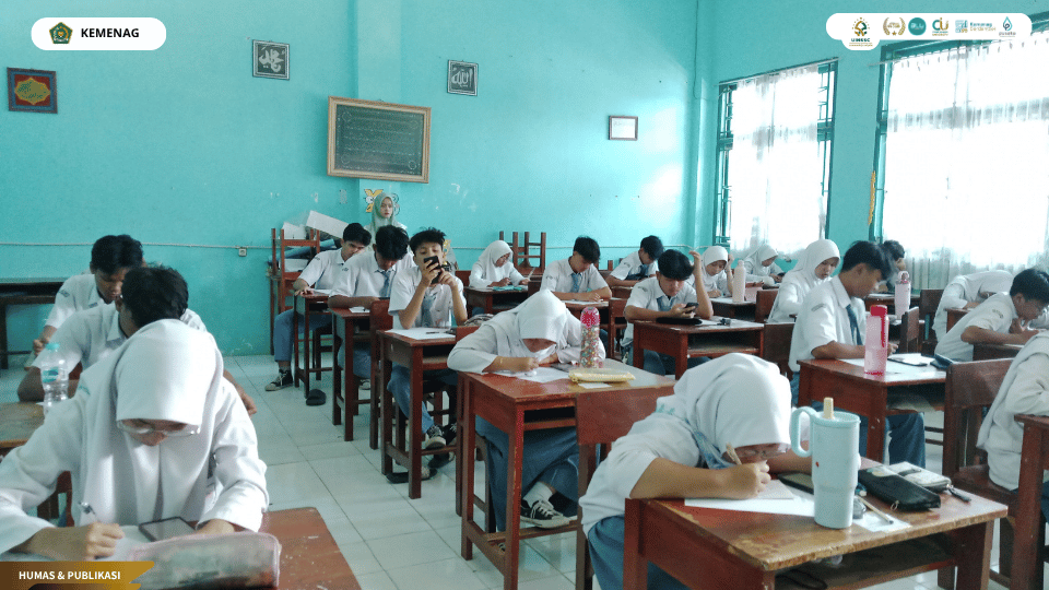 Mahasiswa PLP UIN Siber Cirebon membantu pengawasan Asesmen Sumatif Tengah Semester di SMA Islam Al-Azhar 5 Cirebon.