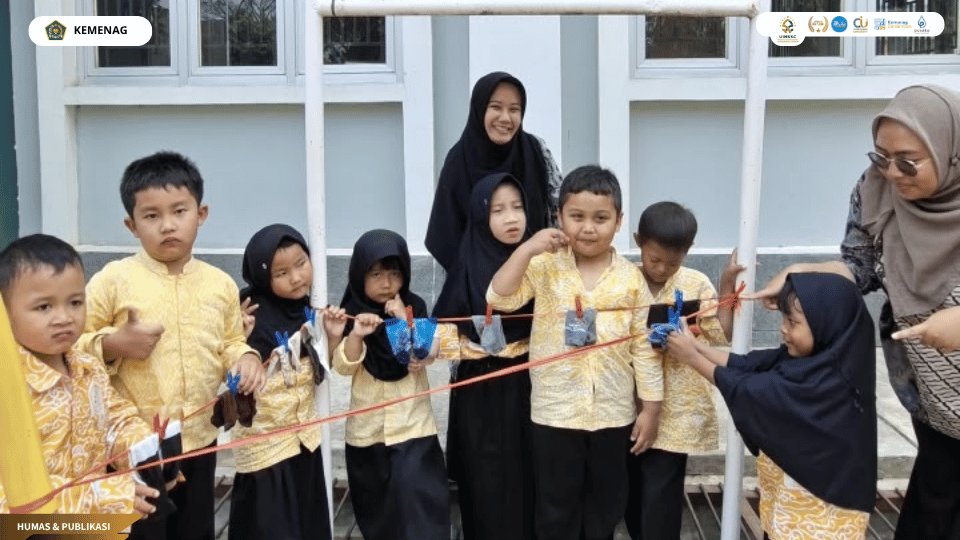 Mahasiswa PLP UIN Siber Cirebon mendampingi anak TK Siber Nurjati Labschool praktik mencuci kaos kaki.
