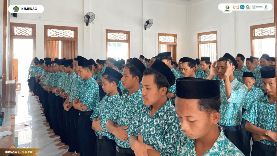 Mahasiswa PLP UIN Siber Cirebon mendampingi pembiasaan salat Duha bersama siswa MTs Ash-Shiddiqiyyah Kaliwadas, Kabupaten Cirebon.