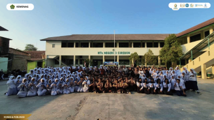 Mahasiswa PLP UIN Siber Cirebon mendampingi pengukuhan ekstrakurikuler Pramuka, PMR, dan Paskibra MTsN 3 Cirebon
