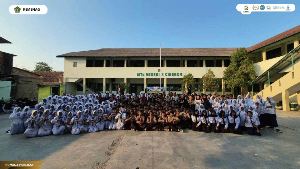 Mahasiswa PLP UIN Siber Cirebon mendampingi pengukuhan ekstrakurikuler Pramuka, PMR, dan Paskibra MTsN 3 Cirebon