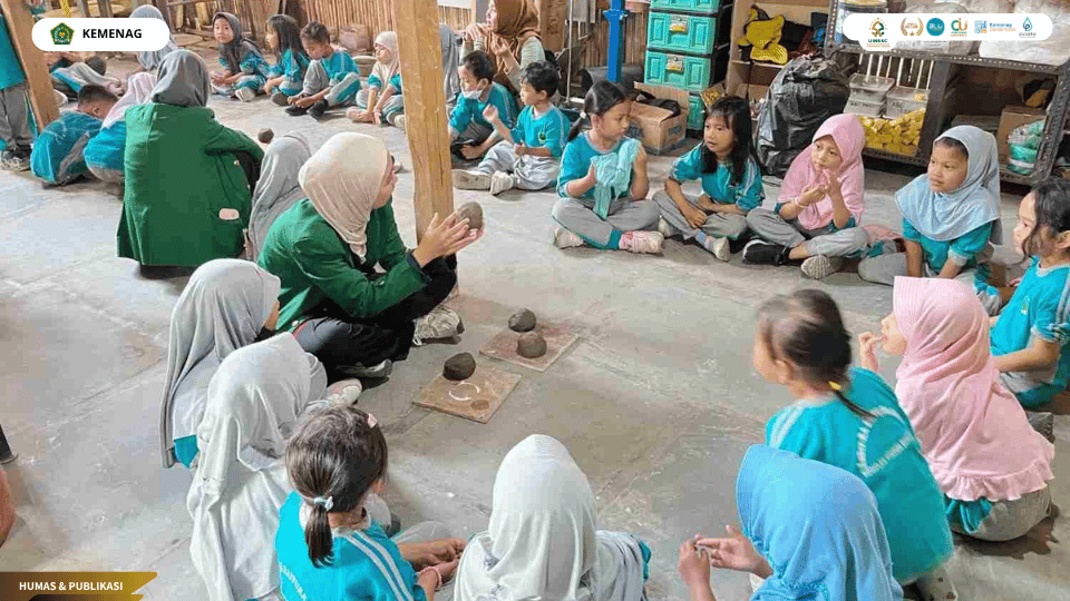 Mahasiswa PLP UIN Siber Cirebon mendampingi peserta didik RA Baiturrahman dalam kunjungan edukatif mengenal kerajinan gerabah di Apik Craft Sitiwinangun.
