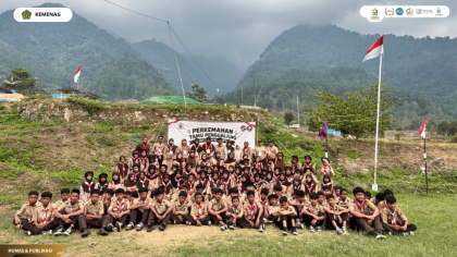 Mahasiswa PLP UIN Siber Cirebon mendampingi siswa MTs Al-Hidayah Guppi dalam kegiatan perkemahan
