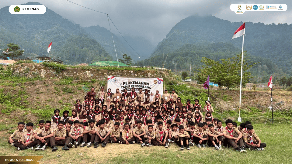 Mahasiswa PLP UIN Siber Cirebon mendampingi siswa MTs Al-Hidayah Guppi dalam kegiatan perkemahan