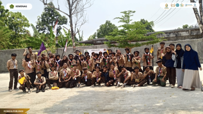 Mahasiswa PLP UIN Siber Cirebon mendampingi siswa MTs NU Panembahan dalam kegiatan Persami