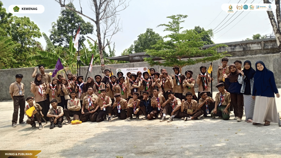 Mahasiswa PLP UIN Siber Cirebon mendampingi siswa MTs NU Panembahan dalam kegiatan Persami