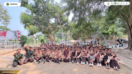 Mahasiswa PLP UIN Siber Cirebon mendampingi siswa SMP Negeri 17 Kota Cirebon dalam kegiatan kemah Pramuka