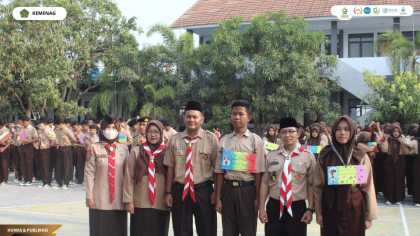 Mahasiswa PLP UIN Siber Cirebon mendukung kegiatan Penerimaan Tamu Ambalan dan pengukuhan ekstrakurikuler Gagak Setra dan Nyi Tosa