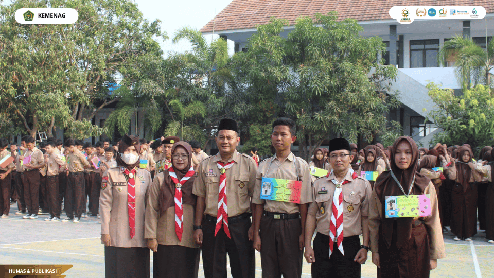 Mahasiswa PLP UIN Siber Cirebon mendukung kegiatan Penerimaan Tamu Ambalan dan pengukuhan ekstrakurikuler Gagak Setra dan Nyi Tosa