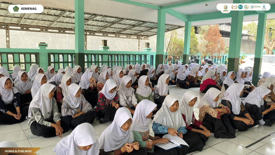 Mahasiswa PLP UIN Siber Cirebon mengamati kegiatan keputrian di SMPN 2 Plered