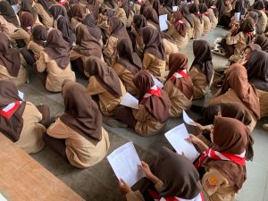 Mahasiswa PLP UIN Siber Cirebon mengikuti Istighosah rutin bersama siswa, guru, dan tenaga kependidikan di MTsN 2 Kabupaten Cirebon.