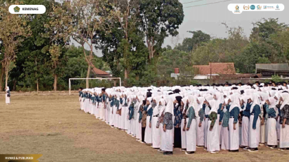 Mahasiswa PLP UIN Siber Cirebon mengikuti Upacara Hari Kesaktian Pancasila di SMAN 1 Sumber, Kabupaten Cirebon.