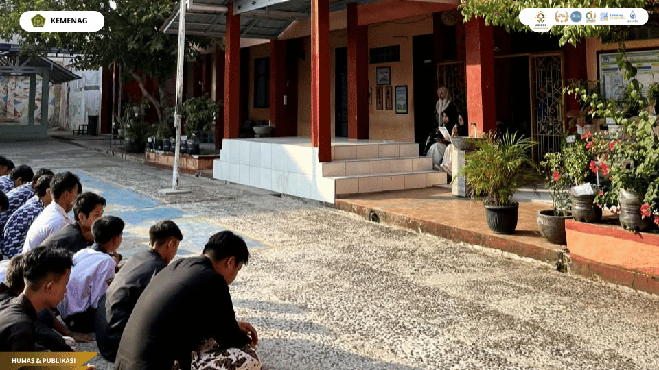 Mahasiswa PLP UIN Siber Cirebon mengikuti kegiatan keagamaan bersama siswa SMPN 12 Kota Cirebon