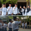 Mahasiswa PLP UIN Siber Cirebon mengikuti upacara bendera di MA Nusantara Arjawinangun
