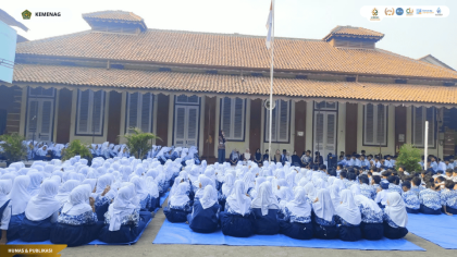 Mahasiswa PLP UIN Siber Cirebon mengisi kegiatan KAMELIA melalui aktivitas membaca dan literasi bersama siswa SMPN 14 Kota Cirebon.