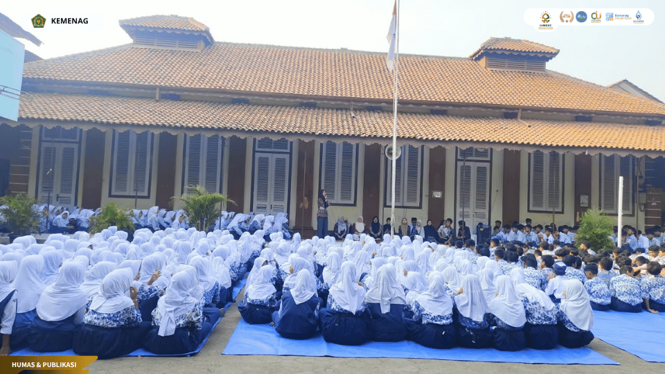 Mahasiswa PLP UIN Siber Cirebon mengisi kegiatan KAMELIA melalui aktivitas membaca dan literasi bersama siswa SMPN 14 Kota Cirebon.
