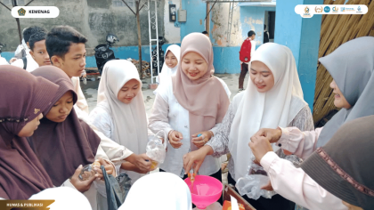 Mahasiswa PLP UIN Siber Cirebon turut mengumpulkan minyak jelantah dalam program sedekah di SMP Negeri 1 Plered.