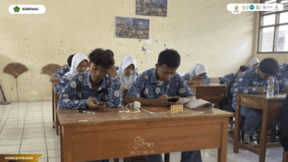 Mahasiswa PLP UIN Siber Syekh Nurjati Cirebon membantu pengawasan dan administrasi Asesmen Tengah Semester di SMK Islamic Centre