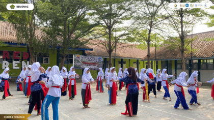Mahasiswa PLP UIN Siber Syekh Nurjati Cirebon mengamati kegiatan ekstrakurikuler siswa di SMPN 2 Plered, Kabupaten Cirebon.