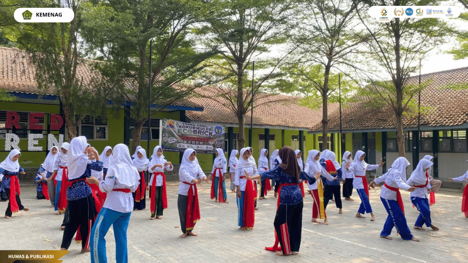 Mahasiswa PLP UIN Siber Syekh Nurjati Cirebon mengamati kegiatan ekstrakurikuler siswa di SMPN 2 Plered, Kabupaten Cirebon.