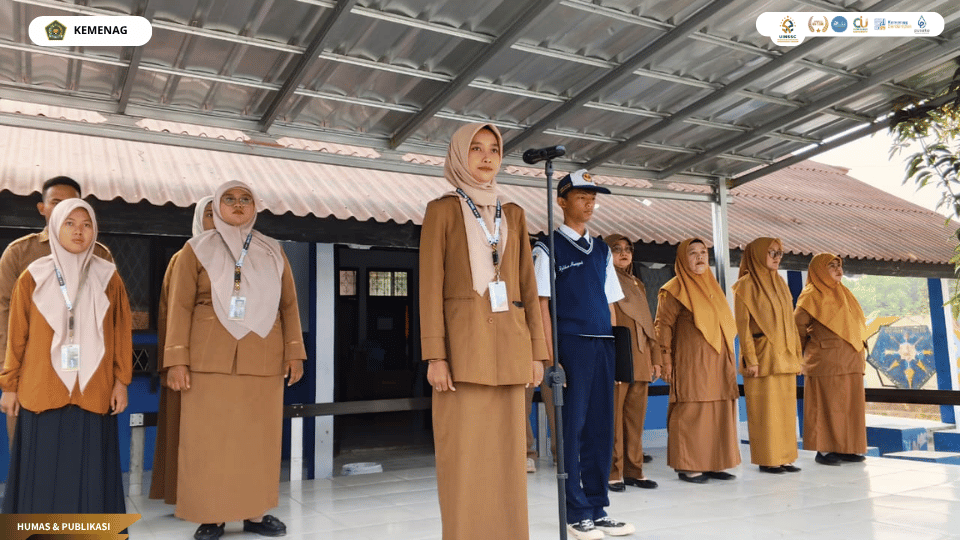 Mahasiswa PLP UIN Siber Syekh Nurjati Cirebon menjadi pembina upacara bendera dan menyampaikan pesan pendidikan karakter kepada siswa SMP Negeri 2 Sliyeg