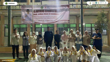 Mahasiswa PLP UIN Siber Syekh Nurjati Cirebon menyampaikan materi keorganisasian kepada anggota PMR MAN 5 Cirebon dalam rangkaian pelantikan ekstrakurikuler.