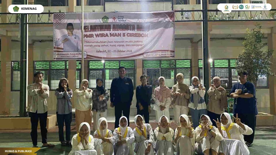 Mahasiswa PLP UIN Siber Syekh Nurjati Cirebon menyampaikan materi keorganisasian kepada anggota PMR MAN 5 Cirebon dalam rangkaian pelantikan ekstrakurikuler.