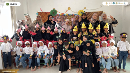 Mahasiswa PLP dan PPL UIN Siber Cirebon mendampingi anak TK Khalifa Al-Qolam dalam Panggung Ceria