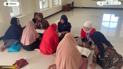 Mahasiswa PPL UIN Siber Cirebon mendampingi jemaah Majelis Taklim Al-Hidayah belajar membaca Al-Qur’an