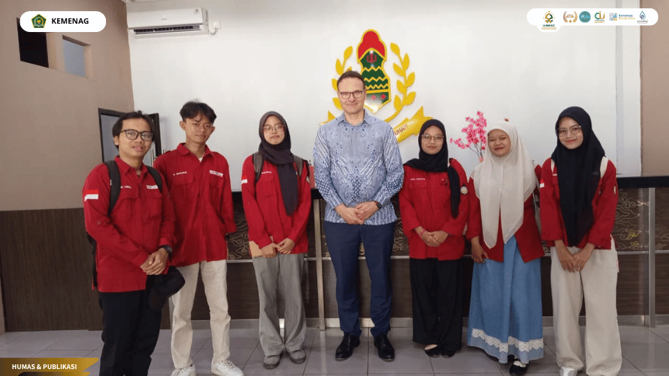 Mahasiswa PPL UIN Siber Cirebon mendampingi peneliti dari National Archives of the Netherlands di Museum Keraton Kasepuhan.