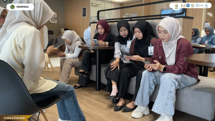 Mahasiswa PPL UIN Siber Cirebon mengikuti doa bersama sebelum memulai aktivitas di BSI KC Cirebon Dr. Cipto.