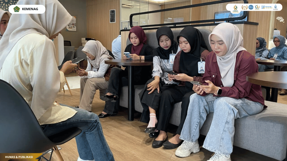 Mahasiswa PPL UIN Siber Cirebon mengikuti doa bersama sebelum memulai aktivitas di BSI KC Cirebon Dr. Cipto.