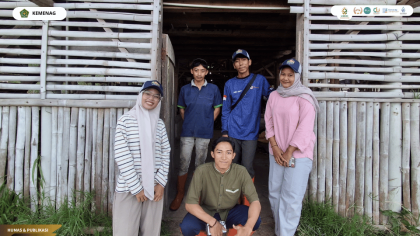 Mahasiswa PPL UIN Siber Syekh Nurjati Cirebon mempelajari pengelolaan kotoran hewan menjadi pupuk organik di Lamping Kidang, Kuningan.