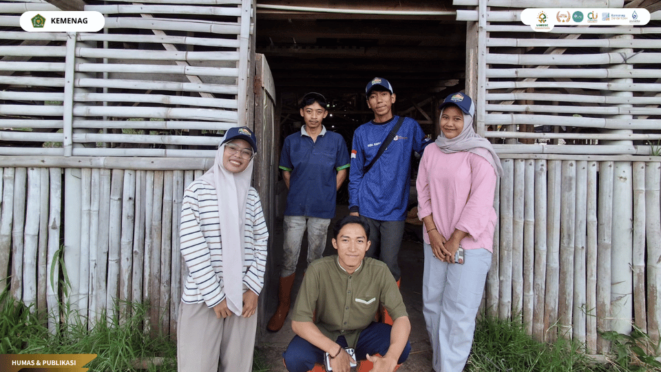 Mahasiswa PPL UIN Siber Syekh Nurjati Cirebon mempelajari pengelolaan kotoran hewan menjadi pupuk organik di Lamping Kidang, Kuningan.