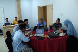 Para tutor UPT Ma’had Al-Jami’ah UIN Siber Cirebon mendiskusikan penyusunan modul.