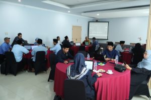Para tutor UPT Ma’had Al-Jami’ah UIN Siber Cirebon mendiskusikan penyusunan modul