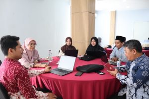 Para tutor UPT Ma’had Al-Jami’ah UIN Siber Cirebon mendiskusikan progres penyusunan modul setelah sesi bedah dan review bersama tim LPM.