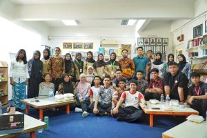Mahasiswa PBA UIN Siber Cirebon Ajarkan Skill Multimedia di Sekolah Indonesia Kota Kinabalu