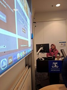 Topeng Cirebon Mendunia! Prof. Indrya Mulyaningsih Kenalkan Warisan Budaya Indonesia di Universitas Melbourne