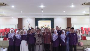 Pimpinan FEBI, narasumber, moderator, dan peserta berfoto bersama setelah Studium Generale Program Studi Bioteknologi UIN Siber Cirebon.