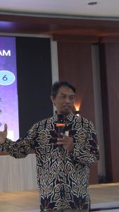 Prof. Yuny Erwanto menyampaikan materi sains halal untuk industri kepada mahasiswa Bioteknologi UIN Siber Syekh Nurjati Cirebon.