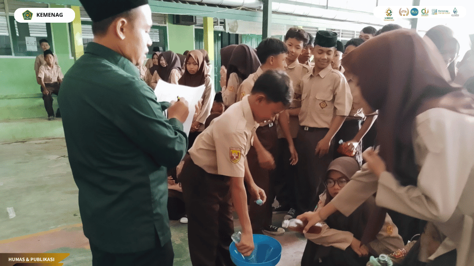 Siswa MTsN 5 Cirebon menyerahkan minyak jelantah dalam kegiatan peduli lingkungan bersama mahasiswa PLP.